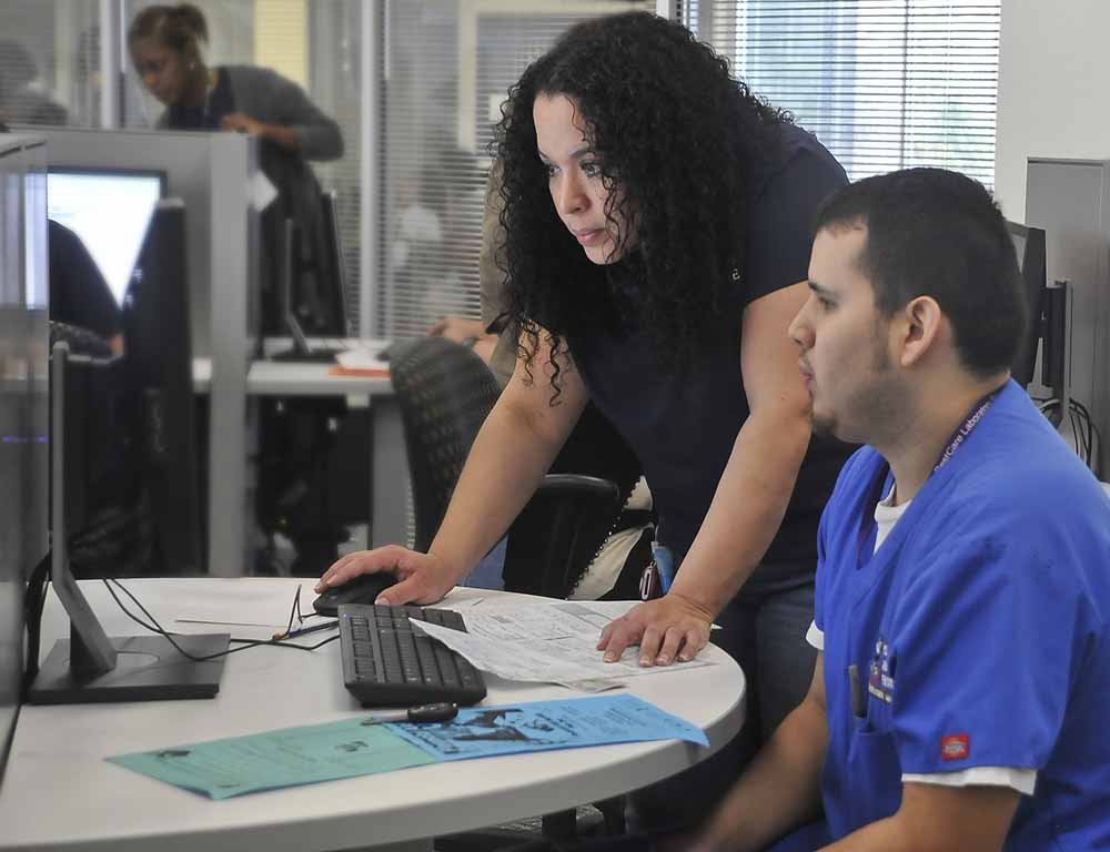 Financial Aid student with advisor